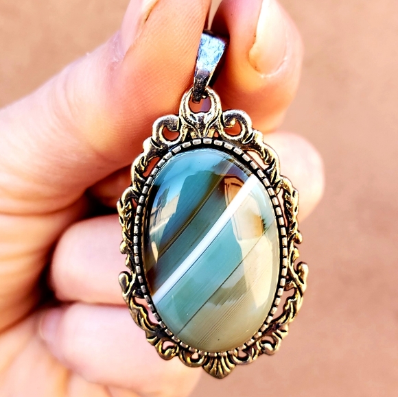 New Carved Copper Green Onyx Agate Oval Pendant. - Picture 8 of 10